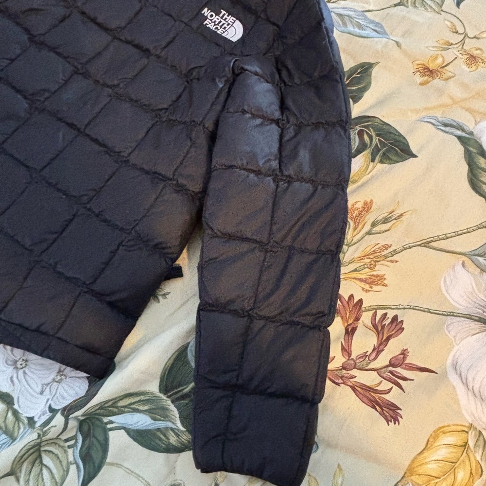 The North Face Thermoball jacket Boys S/P, 7/8 Black - Picture 10 of 14